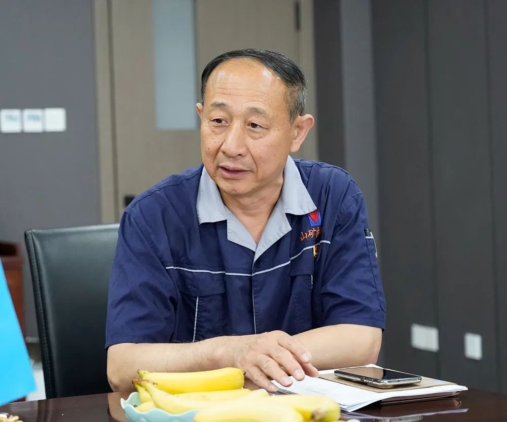 濟(jì)寧市機(jī)械行業(yè)協(xié)會(huì)三屆理事會(huì)第八次會(huì)長(zhǎng)辦公會(huì)在山東山礦機(jī)械有限公司新廠(chǎng)區(qū)成功召開(kāi)